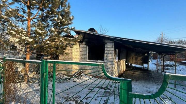 В рождественскую ночь две женщины спаслись из горящего дома в Саратове