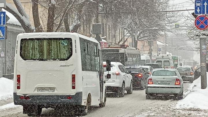 Из-за снегопада в Саратове ограничена видимость на дорогах