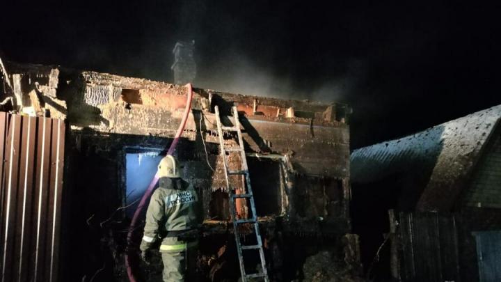 Два человека погибли в горящем нежилом доме в Вольске