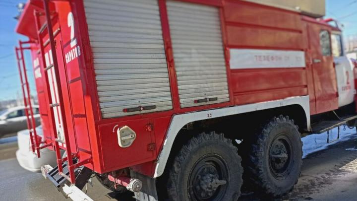 Четыре пожарных расчета тушат дом в Октябрьском районе Саратова