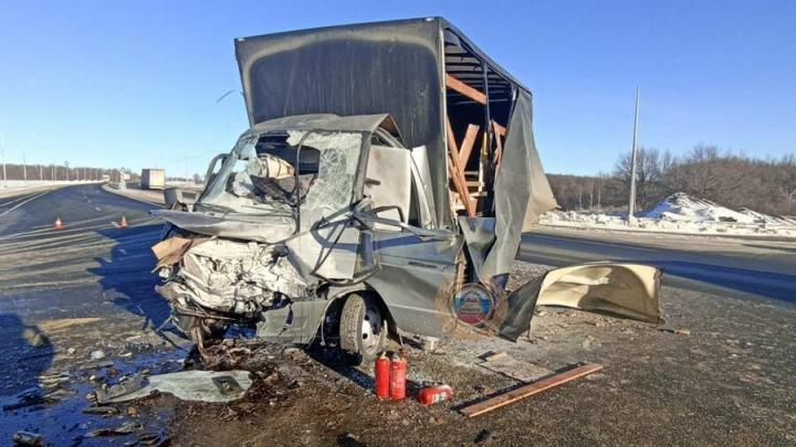 Водитель "ГАЗели" попал в больницу после ДТП с грузовиком под Саратовом