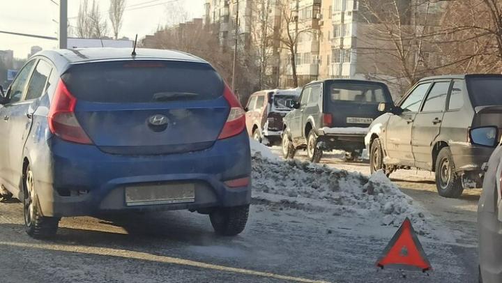 Уборочный "КамАЗ" с иномаркой парализовали движение в Солнечном