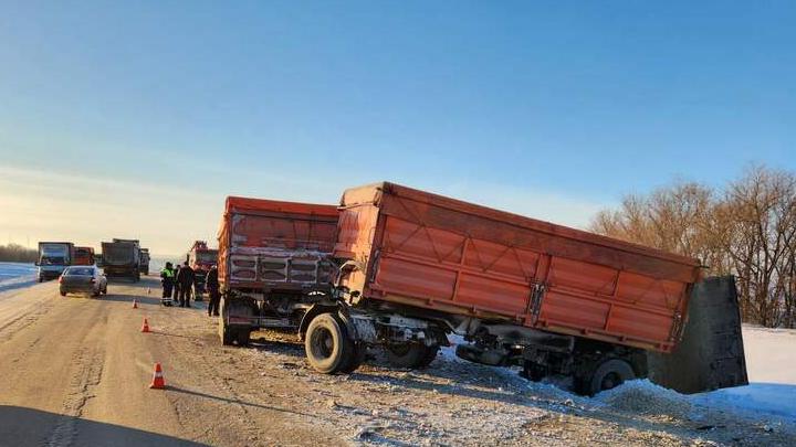 Два водителя попали в больницу после ДТП в Ивантеевском районе