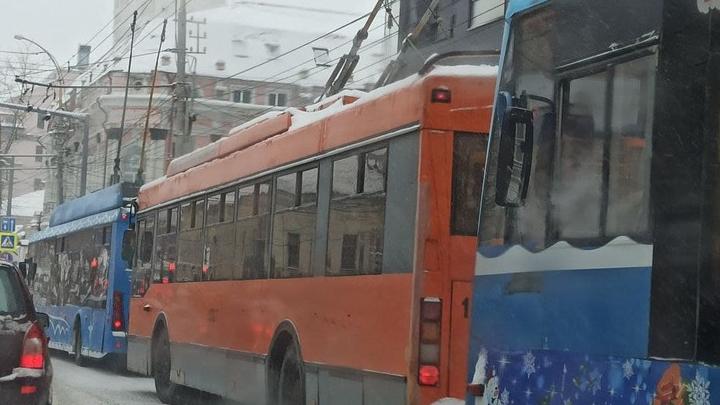 В Саратове из-за провала дороги не ходит троллейбус № 3