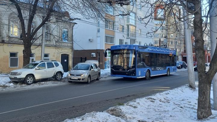 На улице Чернышевского в Саратове легковушка столкнулась с троллейбусом