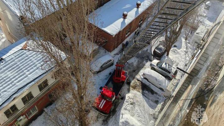 Пожарные вывели женщину из горящей квартиры в девятиэтажке в центре Саратова