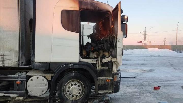 В Балаковском районе горел грузовик: водитель получил ожоги