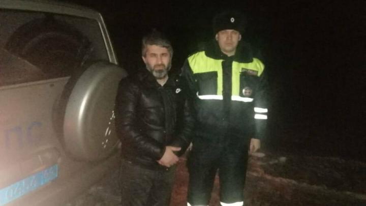 Под Саратовом полицейские освободили из снежного плена водителя из Карелии