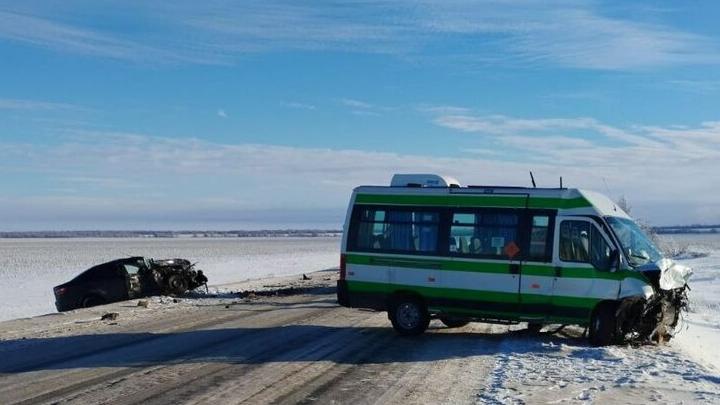 "Водитель "Весты" пострадал в ДТП с микроавтобусом в Балаковском районе