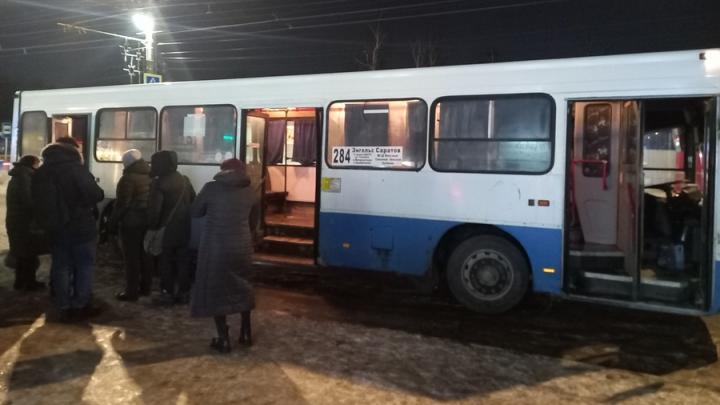 В Энгельсе на улице Трудовой сломался автобус