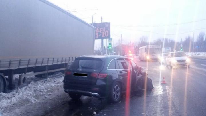Водитель Mercedes пострадал в ДТП с "КамАЗом" в Саратове