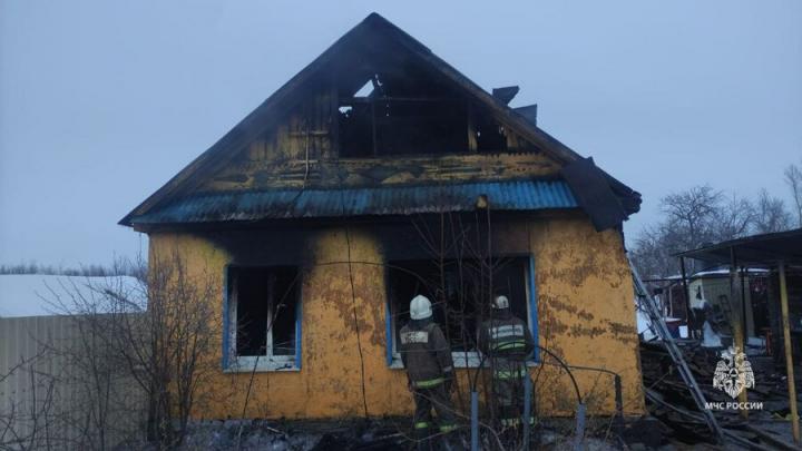 В Дачном поселке Саратова из-за неисправного электрооборудования горел дом