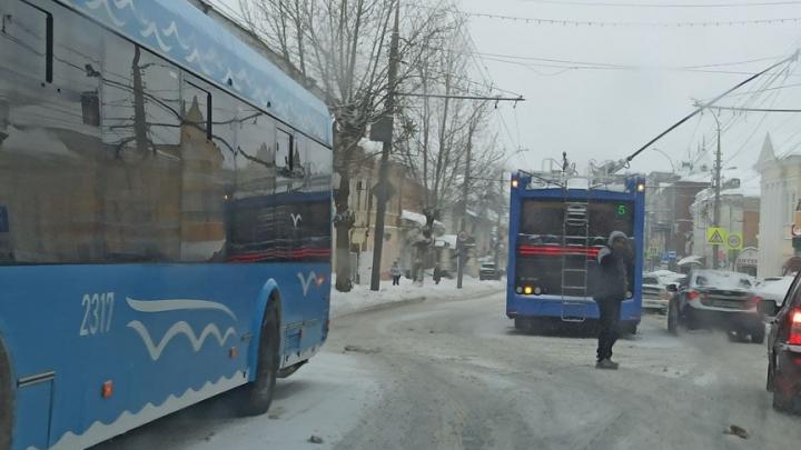 В Саратове из-за ДТП не ходят два троллейбусных маршрута