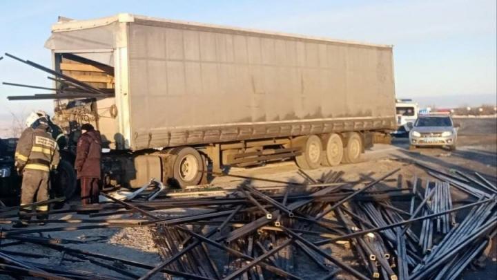 На трассе металлический профиль пробил кабину грузовика: водитель не выжил