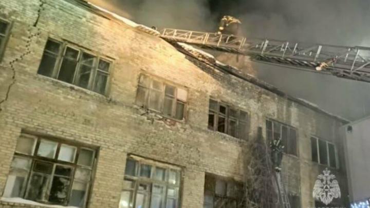 Шесть пожарных расчетов тушили расселенный дом в Саратове