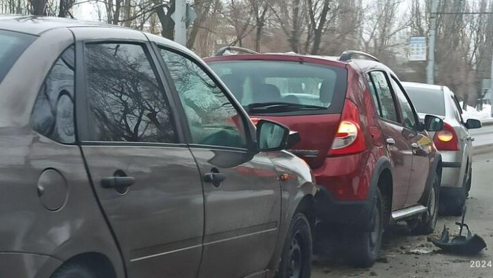 На 50 лет Октября в Саратове столкнулись три авто