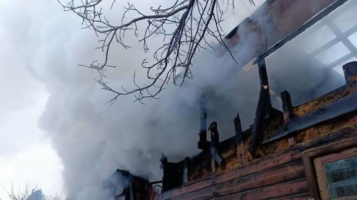 В Волжском районе Саратова горит расселенный дом