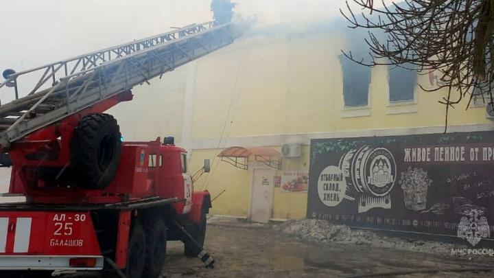 Пять пожарных расчетов тушат двухэтажное здание в Балашове 