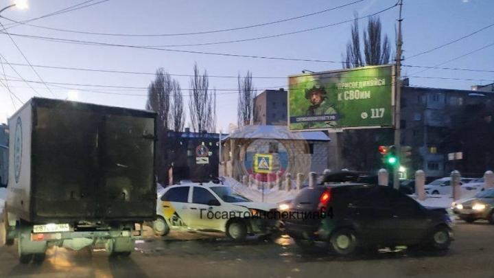 Две иномарки столкнулись в Октябрьском районе Саратова: есть пострадавшие