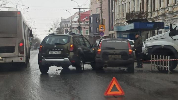На Московской в Саратове столкнулись две легковушки и задели автовышку