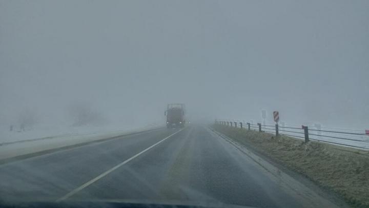 Из-за густого тумана в двух саратовских районах ухудшилась видимость на дорогах 