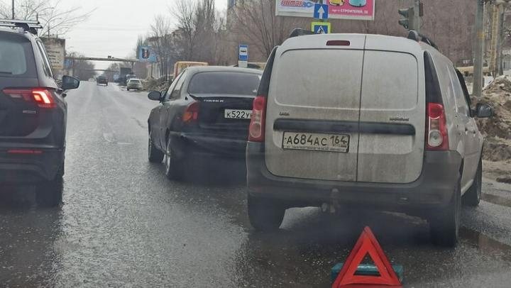 В Солнечном микрорайоне Саратова три автомобиля не поделили дорогу