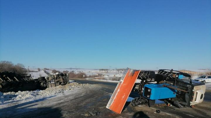 Трактор и грузовик раскидало на трассе под Вольском