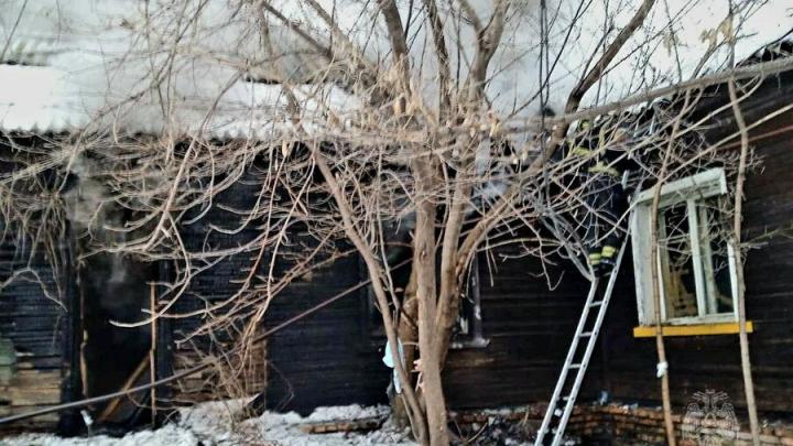 В Энгельсе одновременно горели два заброшенных дома