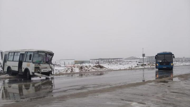 В непогоду два автобуса столкнулись в Балаковском районе