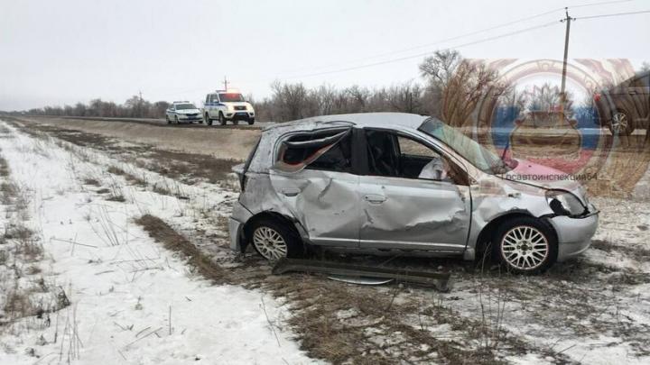 Парень с девушкой перевернулись на иномарке в Саратовской области