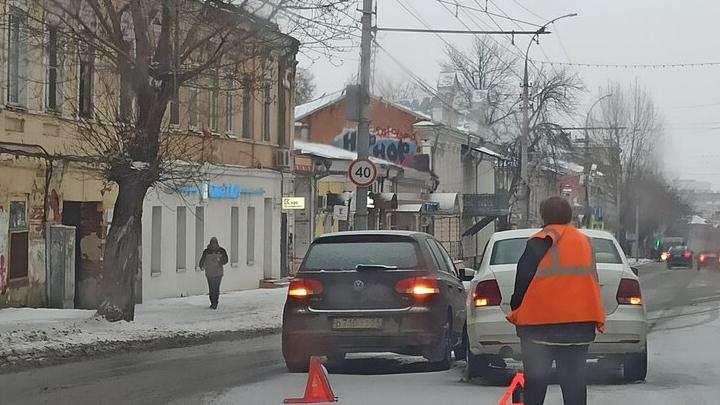 Два "Фольксвагена" блокировали движение общественного транспорта на Московской