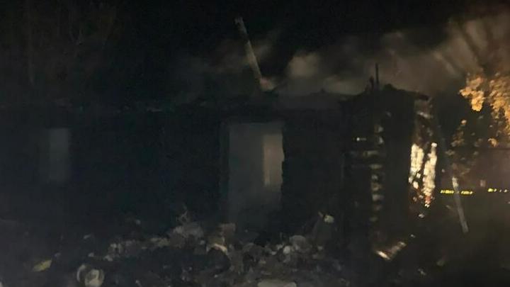 Ночью на Соколовой в Саратове горел нежилой дом