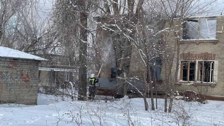 В саратовском микрорайоне Техстекло горит расселенная двухэтажка