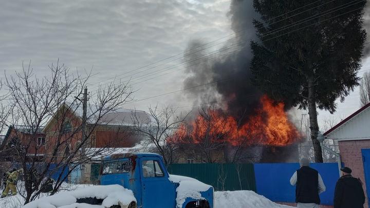 В Энгельсе на улице Томской горит дом