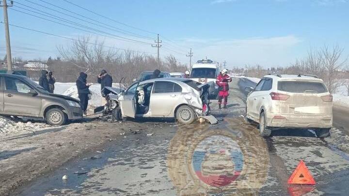 В саратовском СНТ столкнулись три иномарки: двое пострадали