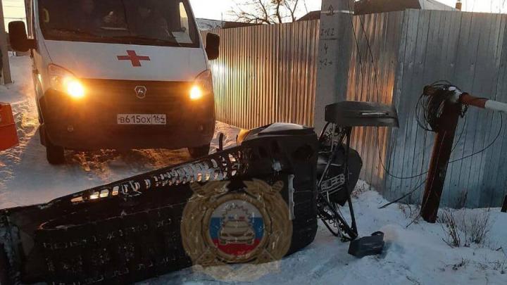 В саратовском селе мужчина въехал в столб на снегоходе и погиб