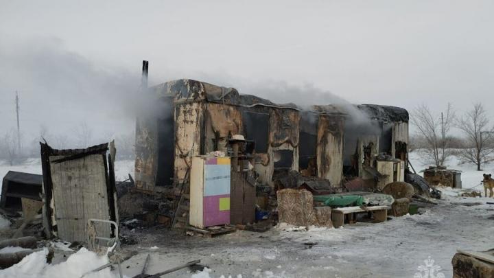 В саратовском селе сгорел строительный вагончик