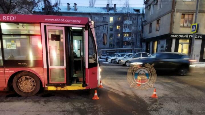 Пенсионерка попала под троллейбус на улице Чернышевского в Саратове 