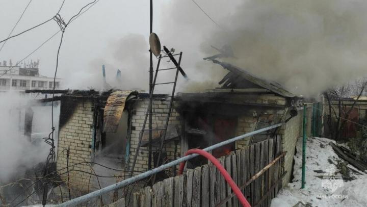 Мужчину госпитализировали с ожогами с пожара на Гвардейской в Саратове