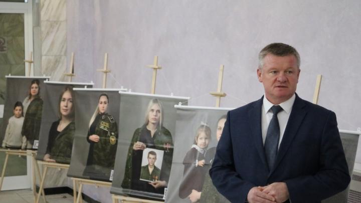 В региональном парламенте открылась фотовыставка «Жены Героев»