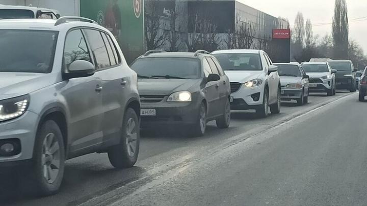 Две иномарки блокировали движение у Студгородка в Саратове
