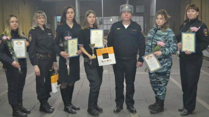 В Саратове выбрали самых метких женщин полиции