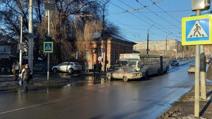 В Саратове автобус протаранил 