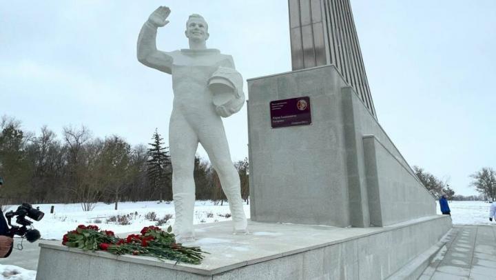 В день 90-летия Гагарина Николай Панков возложил цветы к памятнику первому космонавту