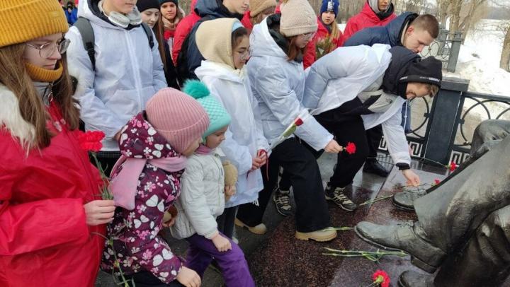 В Энгельсе состоялся митинг, посвященный 90-летию Юрия Гагарина