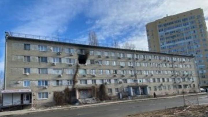 15 жильцов эвакуировали из горящего общежития в Заводском районе Саратова