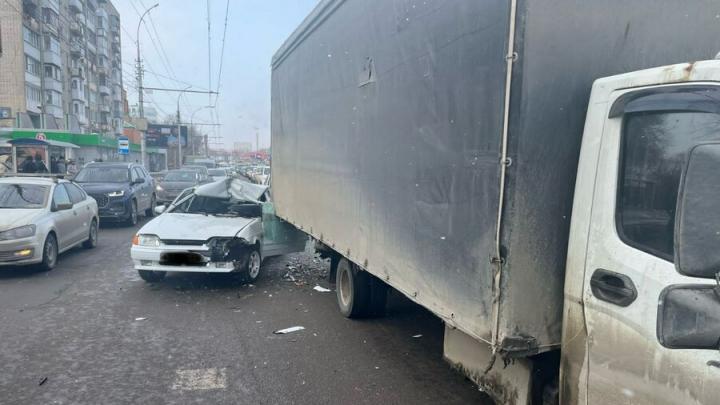 Водитель "14-й" пострадал в ДТП с "ГАЗелью" на Улешах в Саратове