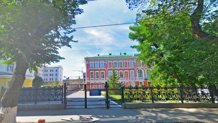 В саратовской гимназии № 1 отремонтируют спортзал почти за 1 миллион рублей