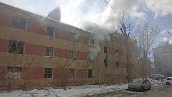 В Саратове горит расселенный дом на проспекте Энтузиастов| ВИДЕО