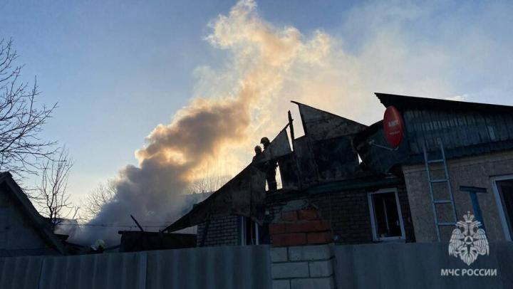 В Завокзальном поселке Саратова сгорел частный дом на две квартиры